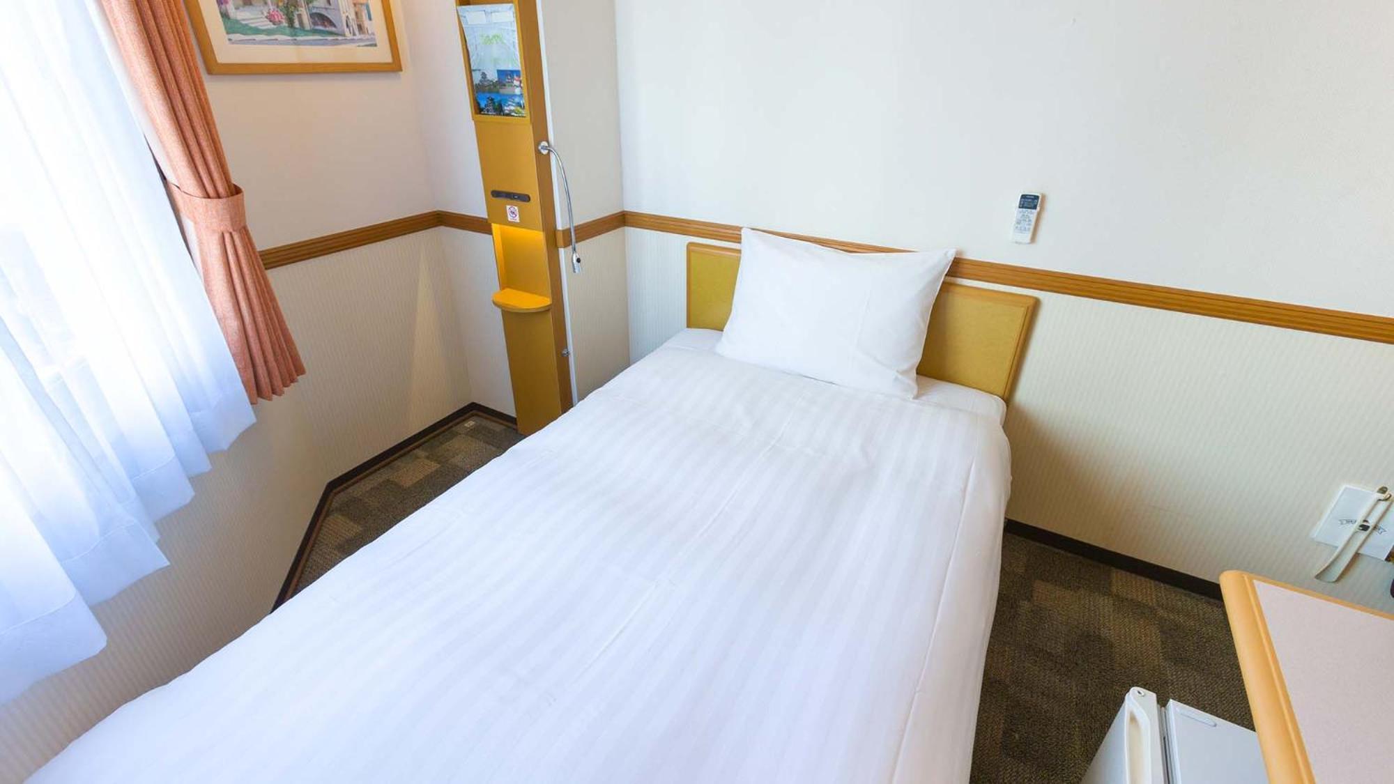 Toyoko Inn Okayama Eki Nishi Guchi Hiroba Rum bild