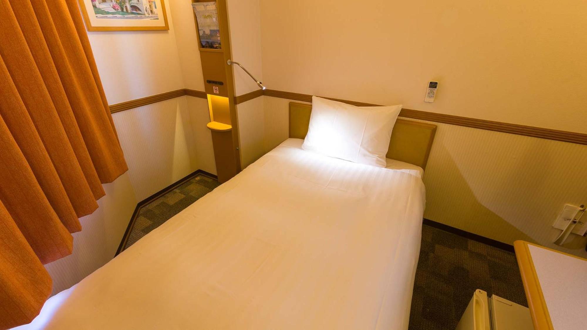Toyoko Inn Okayama Eki Nishi Guchi Hiroba Rum bild